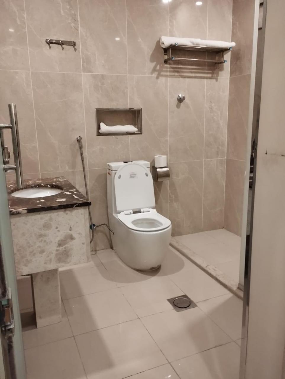 Olive Tree Hotel 타부크 외부 사진